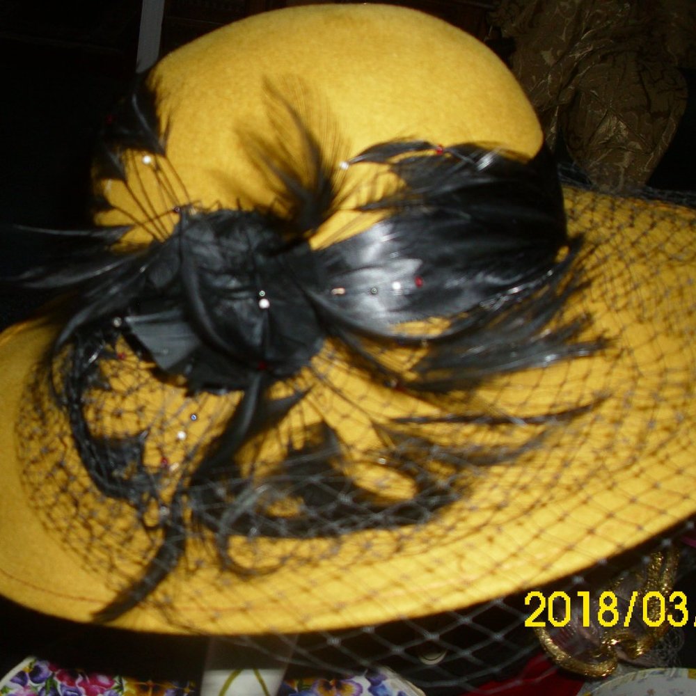 Vintage 100% Wool Felt  USA   WPL 4384   Gold Felt   Black Band  Feathers